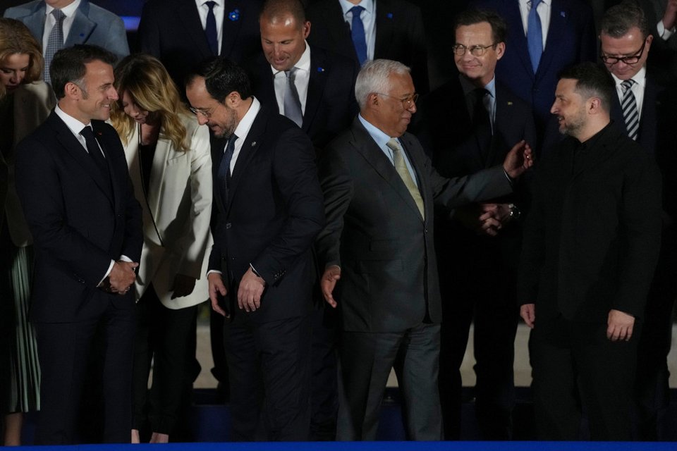 Ο πρόεδρος του Ευρωπαϊκού Συμβουλίου Αντόνιο Κόστα ανοίγει την αγκαλιά του προς τον Βολοντίμιρ Ζελένσκι, ωστόσο του συνιστά υπομονή πριν ανοίξουν οι πύλες της ΕΕ