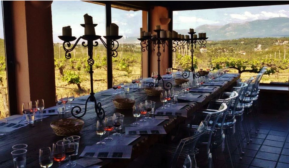 Τραπέζι έτοιμο για μια εμπειρία οινογνωσίας / Φωτογραφία: Kokotos Estate