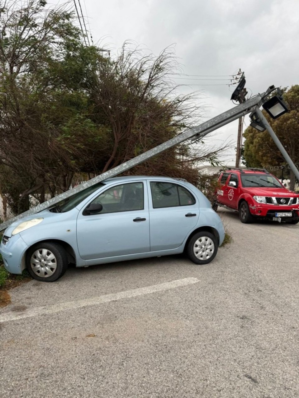 Κολώνα καταπλάκωσε ΙΧ  / rodiaki.gr