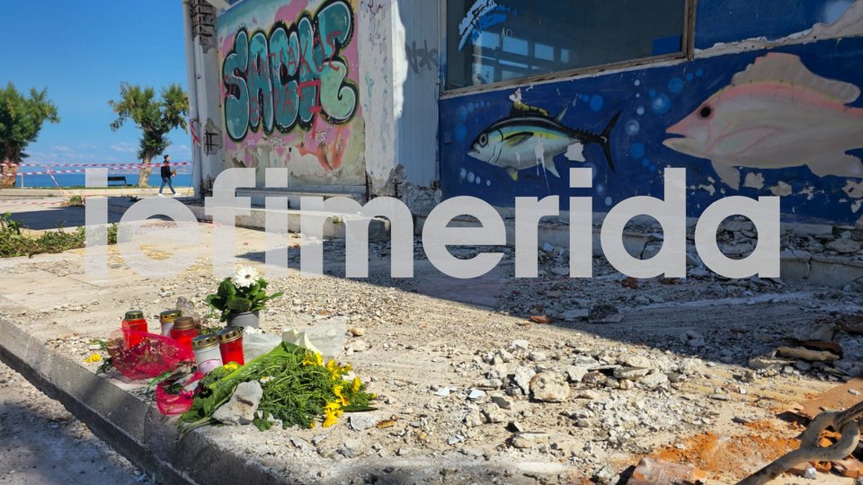 Λίγα λουλούδια στο σημείο όπου έχασε τη ζωή της η άτυχη τουρίστρια