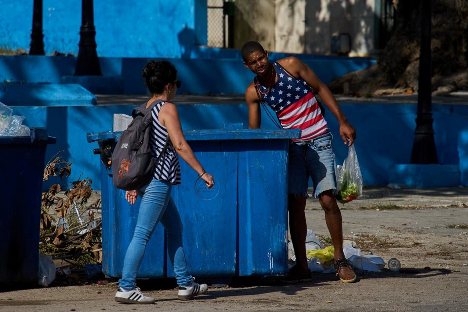 Κουβανός ψάχνει στα σκουπίδια για να βρει τροφή για τους χοίρους / Φωτογραφία: AP  