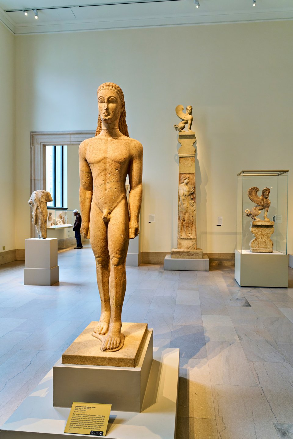 Μαρμάρινο άγαλμα κούρου με το αριστερό πόδι μπροστά, στο Μητροπολιτικό Μουσείο Τέχνης, Νέα Υόρκη