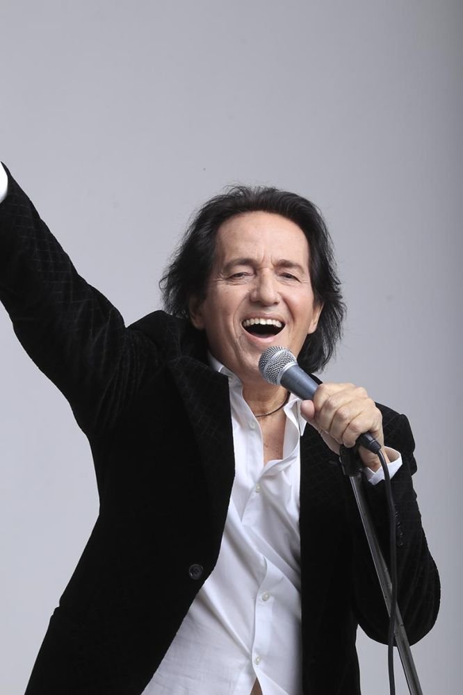 Μουσικός, τραγουδιστής, συνθέτης και στιχουργός, ο Πασχάλης, με τη χαρακτηριστική του φωνή και ενέργεια, θα γεμίσει το Πάρκο Σταύρος Νιάρχος με επιτυχίες, από τις δεκαετίες ‘60, ‘70, ‘80, ‘90, ‘00,