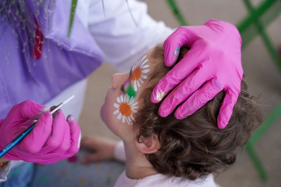 Την Πρωτομαγιά τα πρόσωπα των παιδιών γεμίζουν με λουλούδια και ανοιξιάτικα σχέδια!