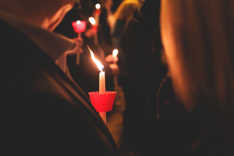 Κόσμος με αναμμένες τις λαμπάδες της Ανάστασης 