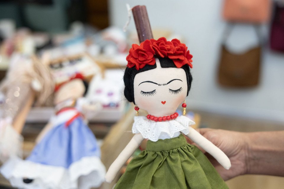 Στην πλατεία Άθωνος, η Βασιλική Μπέλου, που διατηρεί κατάστημα εδώ και σχεδόν είκοσι χρόνια, εργάζεται με εντατικούς ρυθμούς για να εξυπηρετήσει νονούς και νονές που αναζητούν κάτι εναλλακτικό και πρωτότυπο για τα βαφτιστήρια