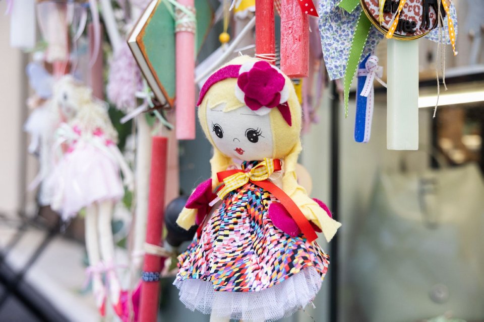 Οι λαμπάδες καλύπτουν όλα τα βαλάντια, ενώ δίνει έμφαση στη χειροποίητη κατασκευή, επιλέγοντας προϊόντα από Έλληνες δημιουργούς