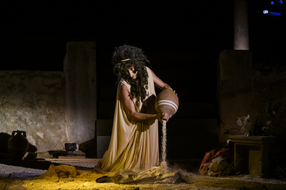 Ο Ευριπίδης Λασκαρίδης, περφόρμερ και δημιουργός που κινείται στο μεταίχμιο χορού, θεάτρου και εικαστικών τεχνών, επιστρέφει στη Μικρή Επίδαυρο με ένα έργο που φέρνει στην επιφάνεια αθέατες πτυχές της σύγχρονης ελληνικής ταυτότητας με αφορμή τη μαγική περιπέτεια του θεάτρου