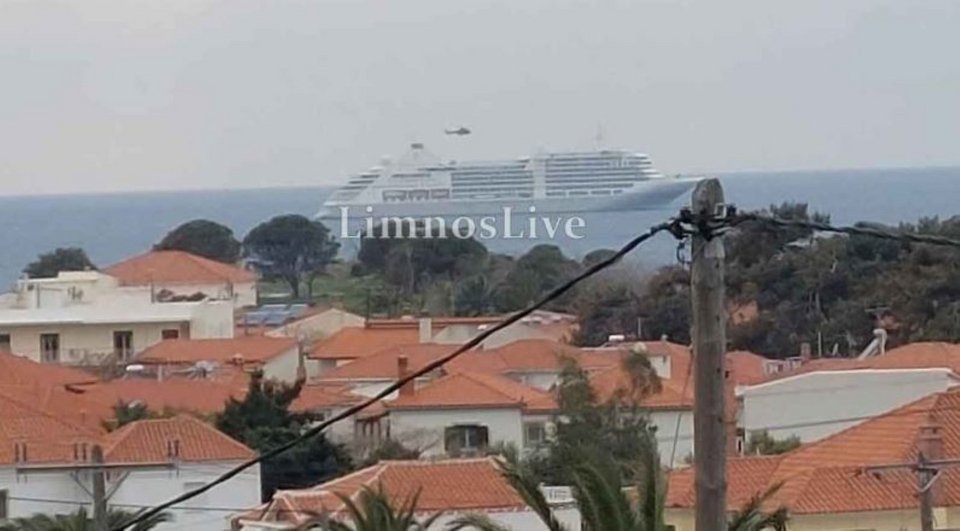 Το διασωστικό προσεγγίζει το κατάστρωμα του πλοίου /Φωτογραφία: LimnosLive   