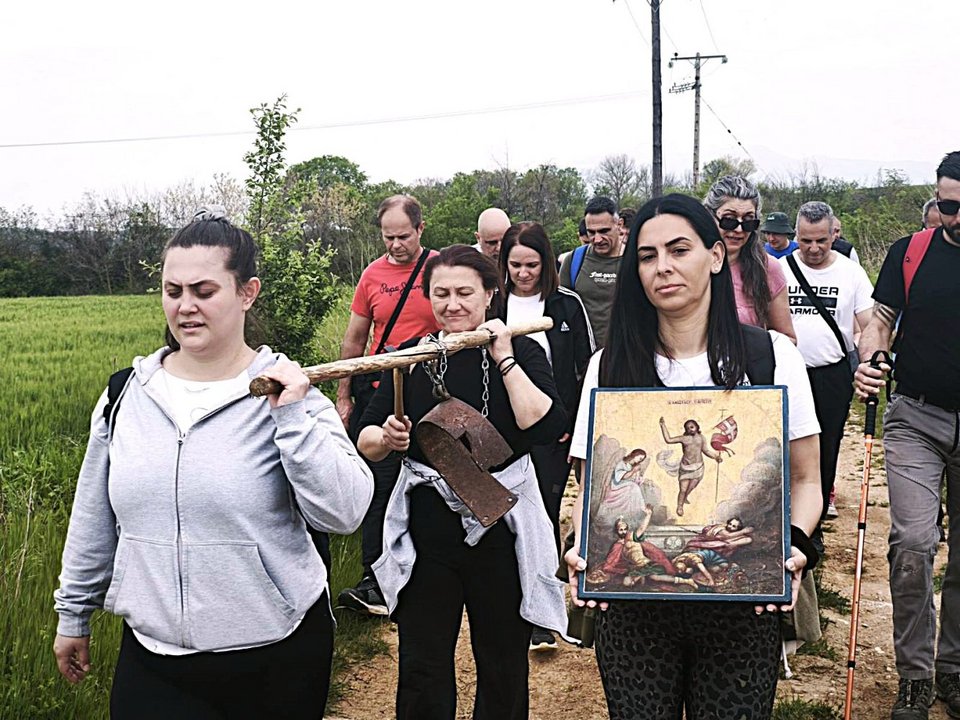 Με μπροστάρη τον π. Στυλιανό, εφημέριο του ενοριακού ναού του Αγίου Νικολάου της Καλής Βρύσης, και την εικόνα της Αναστάσεως που κρατούσαν εναλλάξ κάτοικοι της Καλής Βρύσης, έγινε η λιτανεία 