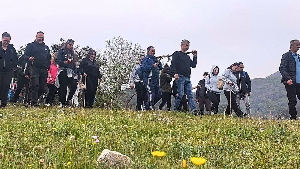 Oι κάτοικοι της Καλής Βρύσης Δράμας αναβίωσαν και φέτος, την Πέμπτη της Διακαινησίμου, δηλαδή την πέμπτη ημέρα μετά το Πάσχα, το έθιμο της λιτάνευσης της ιερής εικόνας της Αναστάσεως