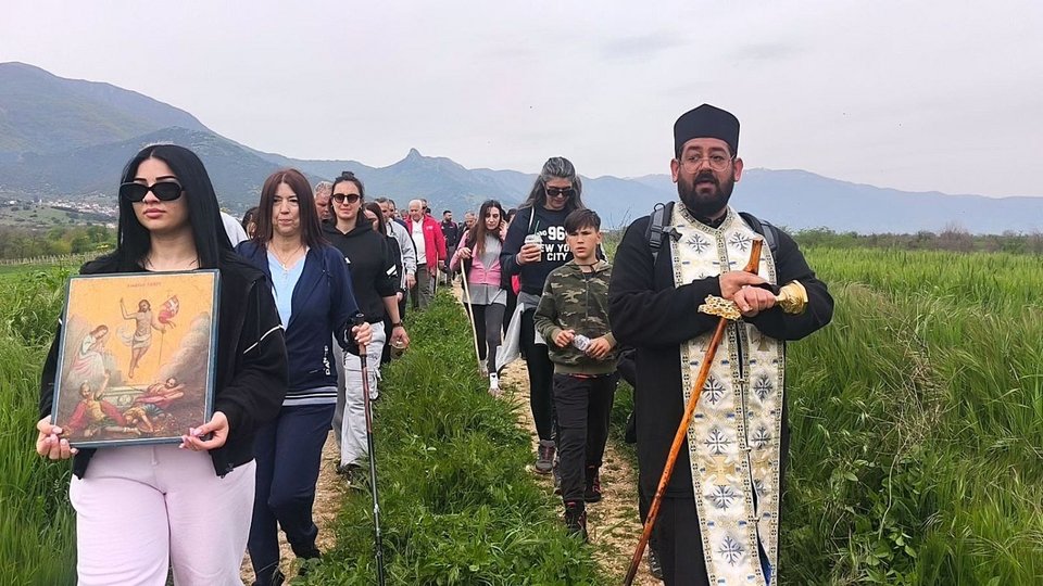 H λιτάνευση της εικόνας της Αναστάσεως, ένα έθιμο που συνδέει τη θρησκευτική πίστη με τη συλλογική ταυτότητα και τον φυσικό κύκλο της ζωής