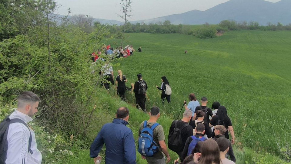 Η λιτανευτική πομπή καταλήγει στα δύο τελευταία εξωκλήσια, του Αγίου Γεωργίου και του Αγίου Βλασίου, προστάτη των γεωργών και των κτηνοτρόφων