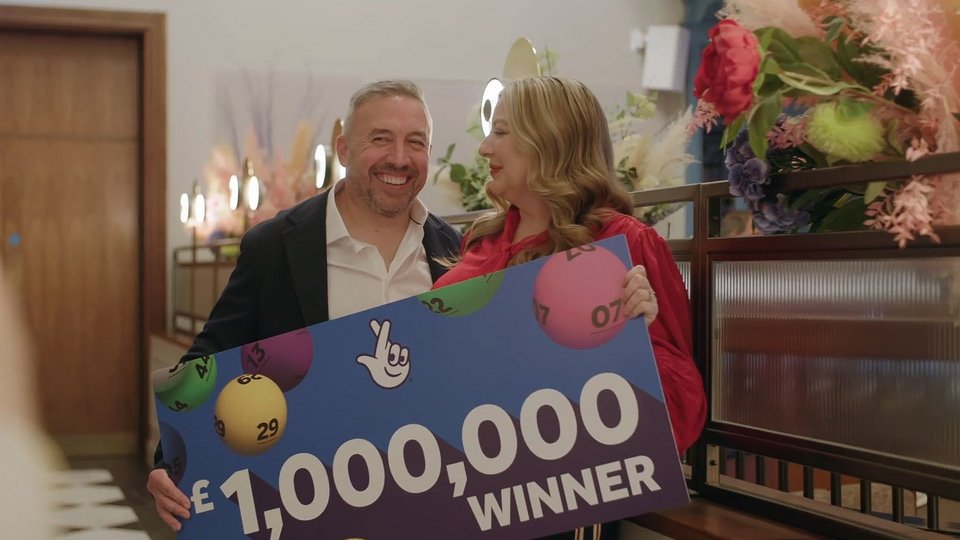 Κάτοικος μιας μικρής κοινότητας στο μέσο της Ουαλίας, εργαζόταν για χρόνια ως κομμωτής, διατηρώντας το δικό του κομμωτήριο στο Τάλγκαρθ, όταν το καλοκαίρι του 2018 βρέθηκε αντιμέτωπος με μια ανατροπή που έμελλε να αλλάξει τη ζωή του / FACEBOOK