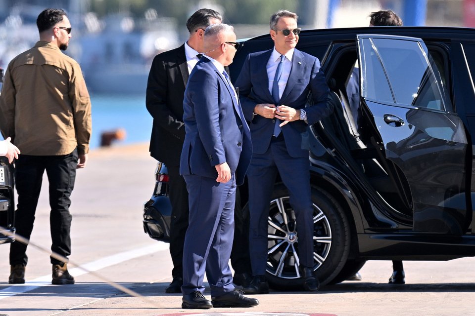 Η στιγμή της άφιξης του Κυριάκου Μητσοτάκη στον Πειραιά -Φωτογραφία: INTIME NEWS / ΧΑΛΚΙΟΠΟΥΛΟΣ ΝΙΚΟΣ