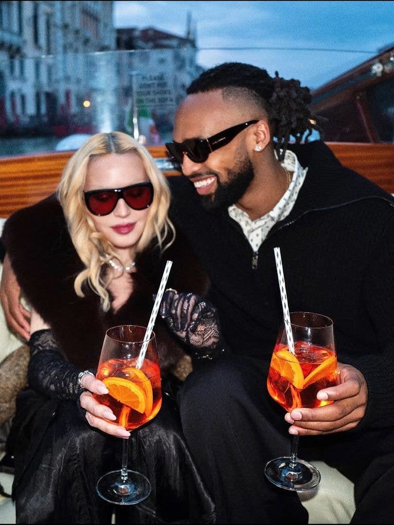 Η Μαντόνα πίνει κοκτέιλ με τον  29χρονο σύντροφό της, Akeem Morris 
