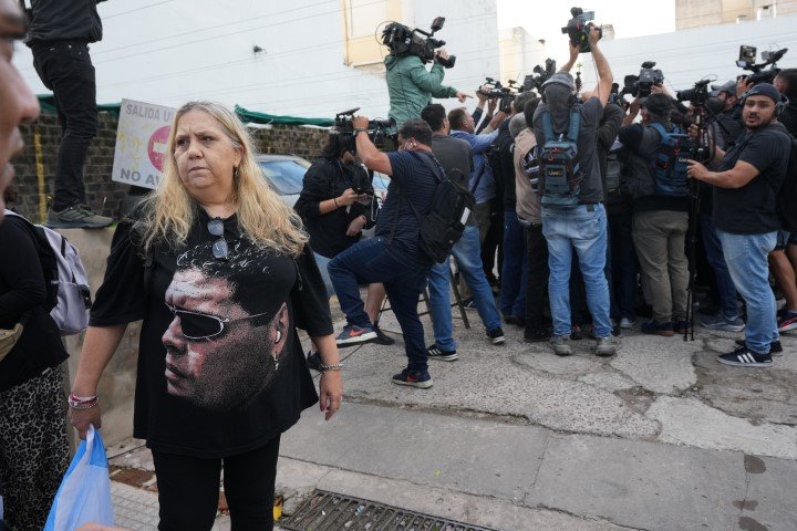 Γυναίκα με μπλουζάκι για τον Ντιέγκο Μαραντόνα / Φωτογραφία: AP