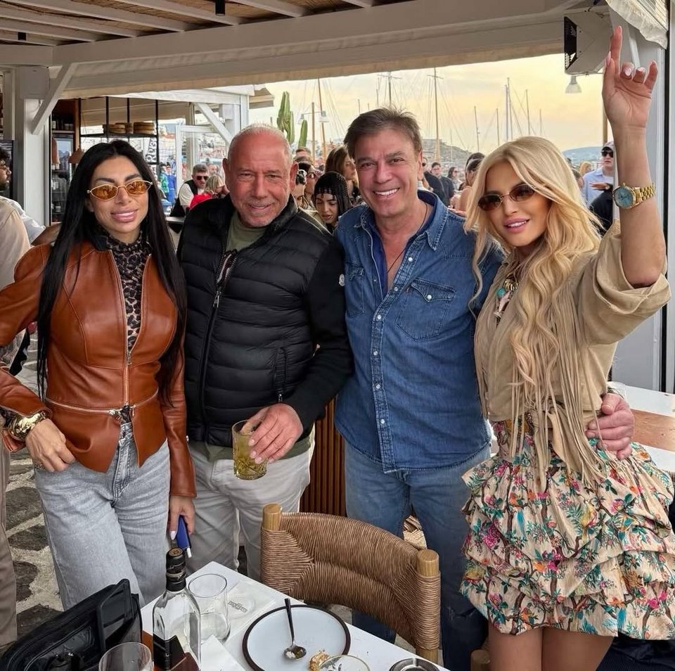 Η Μαρίνα Σταυράκη με τον Τούρκο επιχειρηματία και την παρέα τους στην Πάρο / Φωτογραφία: Instagram