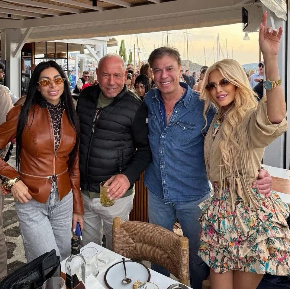 Η Μαρίνα Σταυράκη και ο Μπουλέντ Οζκάν με την παρέα τους στην Πάρο / Φωτογραφία: Instagram