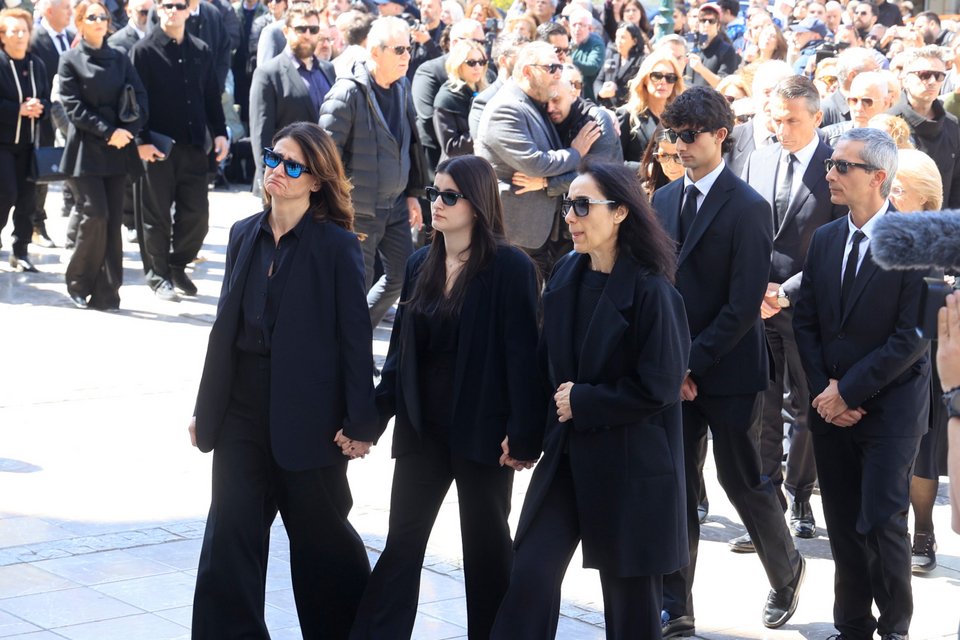 Η οικογένεια της Μαρινέλλας στην κηδεία της / Φωτογραφία: Eurokinissi