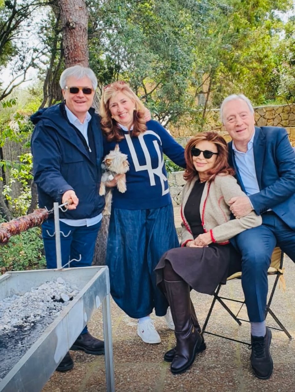 Η Μιμή Ντενίση με φίλους στον Θεολόγο / Φωτογραφία: Instagram