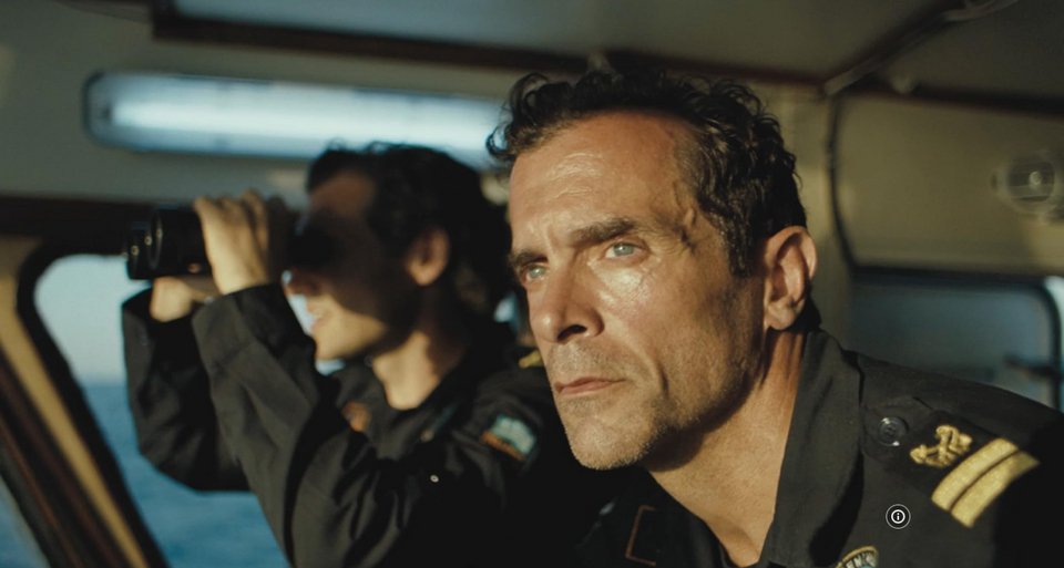 Τον Έλληνα κυβερνήτη του Λιμενικού, ο οποίος προσπαθεί να σώσει τους πρόσφυγες σε κίνδυνο, υποδύεται ο Κωνσταντίνος Μαρκουλάκης