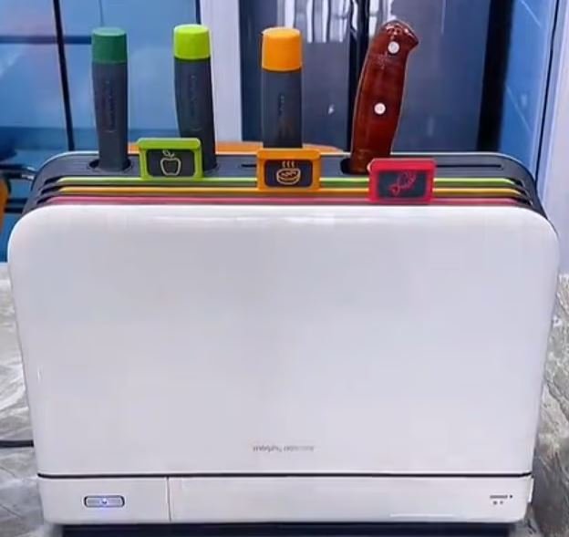 Τα gadgets περιλαμβάνουν αποστειρωτές μαχαιριών και σανίδας κοπής / Φωτογραφία: ΤikΤοk