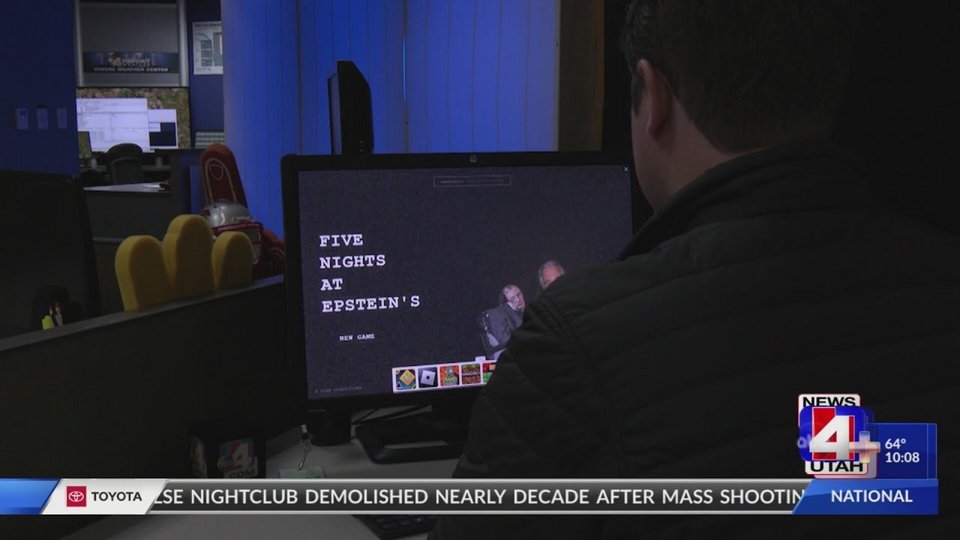 Το παιχνίδι, εμπνευσμένο από τη δημοφιλή σειρά τρόμου Five Nights at Freddy’s, καλεί τους χρήστες να «επιβιώσουν» πέντε νύχτες στο ιδιωτικό νησί του Έπσταϊν, αποφεύγοντας επιθέσεις του ίδιου και άλλων προσώπων που συνδέθηκαν με το σκάνδαλο / YOUTUBE