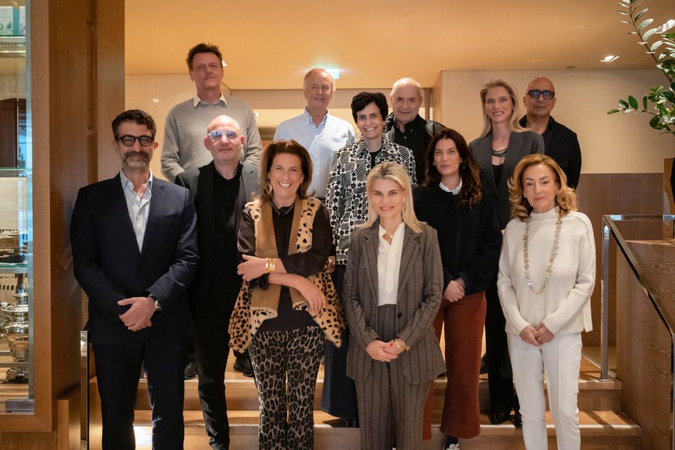 Ομαδικό πορτρέτο μελών του Εποπτικού Συμβουλίου και της Συμβουλευτικής Επιτροπής της Μπιενάλε της Αθήνας, μαζί με τον Εκτελεστικό &amp; Καλλιτεχνικό Διευθυντή Poka-Yio. Φωτογραφία: Πηνελόπη Γερασίμου