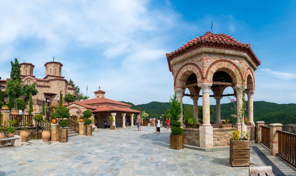 Εκκλησια στα Mετέωρα / shutterstock