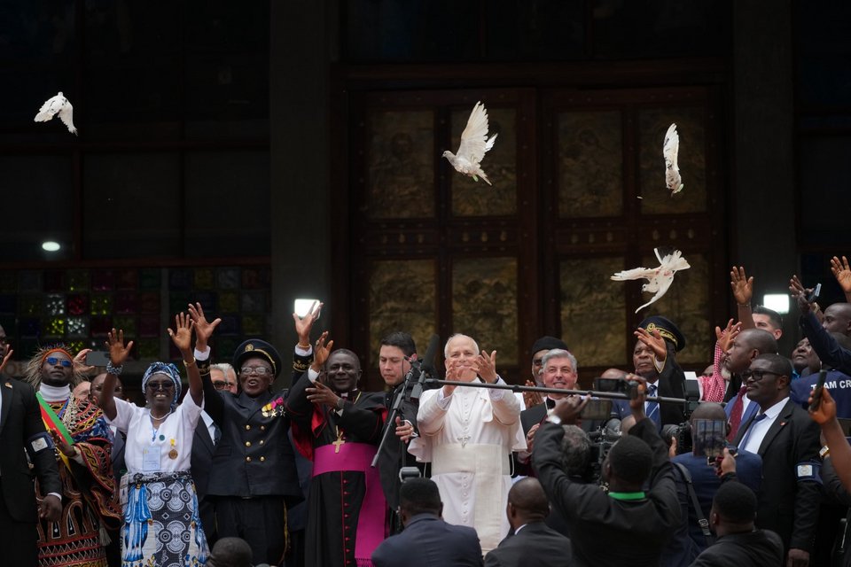 Λευκά περιστέρια. Μήνυμα Ειρήνης από τον Πάπα Λεών ΙΔ΄ /Φωτογραφία: AP