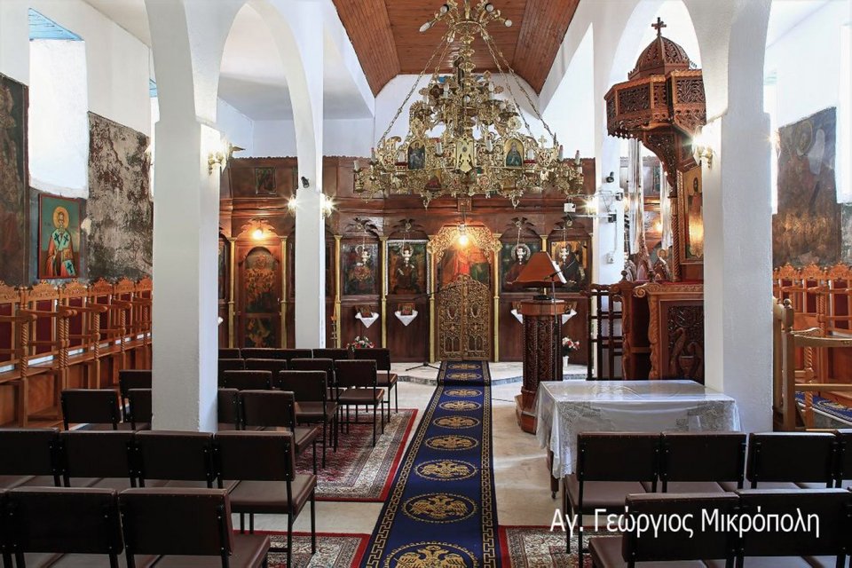 Το ταμπλαδωτό τέμπλο του ναού είναι λιτό, ξεχωρίζουν ωστόσο τα ξυλόγλυπτα βημόθυρα της Ωραίας Πύλης, έργο πιθανόν του φημισμένου ξυλόγλυπτη Κοσμά από τη Δίβρη Φθιώτιδας