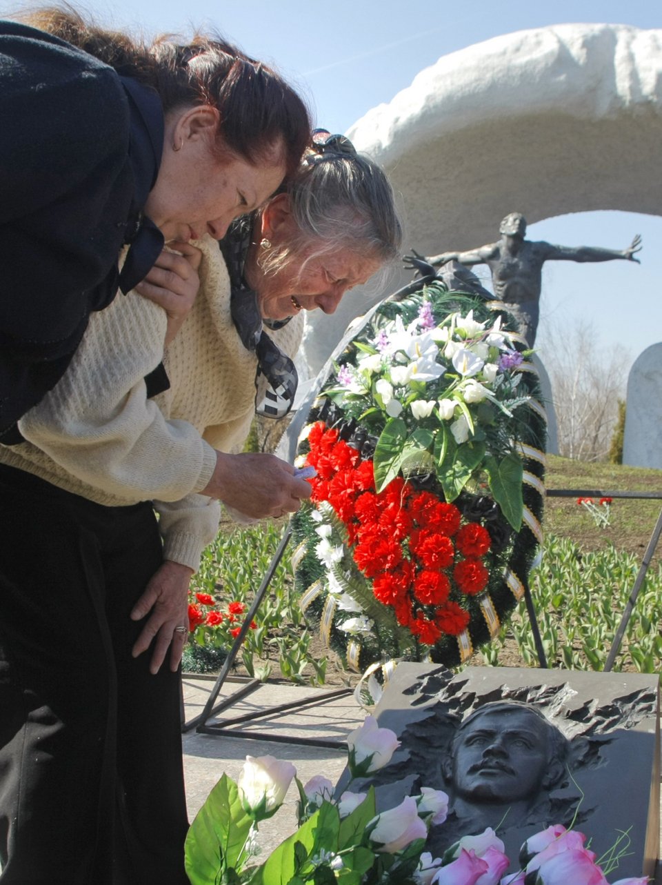 Η Vera Toptunova, μητέρα του Leonid Toptunov, θρηνεί πάνω από τον τάφο του γιου της 
