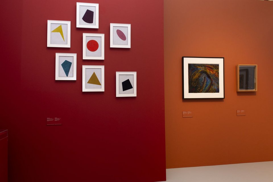 Άποψη από την έκθεση Ο ΚΟΣΜΟΣ ΤΗΣ ΠΡΩΤΟΠΟΡΙΑΣ. ΠΟΛΗ, ΦΥΣΗ, ΣΥΜΠΑΝ, ΑΝΘΡΩΠΟΣ | Έργα από τη Συλλογή Κωστάκη του MOMUS