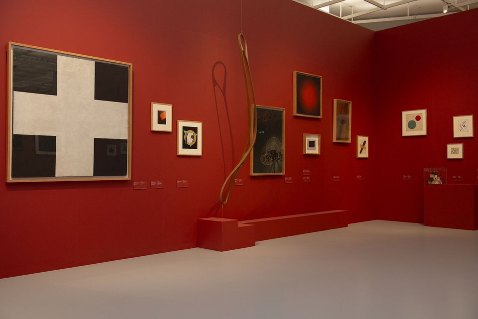 Άποψη από την έκθεση Ο ΚΟΣΜΟΣ ΤΗΣ ΠΡΩΤΟΠΟΡΙΑΣ. ΠΟΛΗ, ΦΥΣΗ, ΣΥΜΠΑΝ, ΑΝΘΡΩΠΟΣ | Έργα από τη Συλλογή Κωστάκη του MOMUS