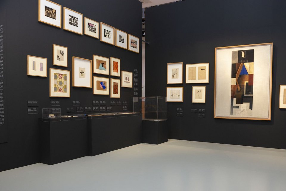 Άποψη από την έκθεση Ο ΚΟΣΜΟΣ ΤΗΣ ΠΡΩΤΟΠΟΡΙΑΣ. ΠΟΛΗ, ΦΥΣΗ, ΣΥΜΠΑΝ, ΑΝΘΡΩΠΟΣ | Έργα από τη Συλλογή Κωστάκη του MOMUS