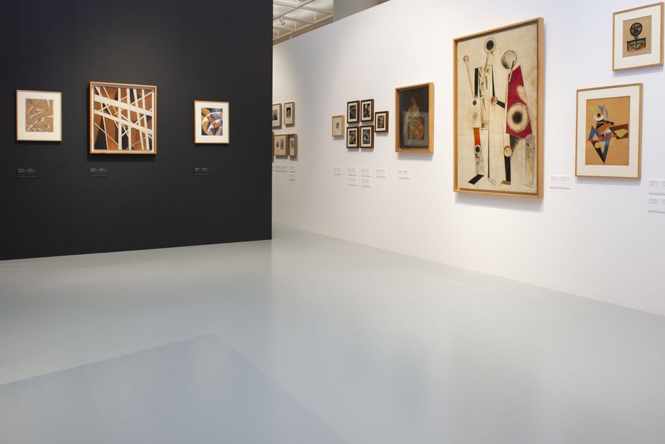 Άποψη από την έκθεση Ο ΚΟΣΜΟΣ ΤΗΣ ΠΡΩΤΟΠΟΡΙΑΣ. ΠΟΛΗ, ΦΥΣΗ, ΣΥΜΠΑΝ, ΑΝΘΡΩΠΟΣ | Έργα από τη Συλλογή Κωστάκη του MOMUS