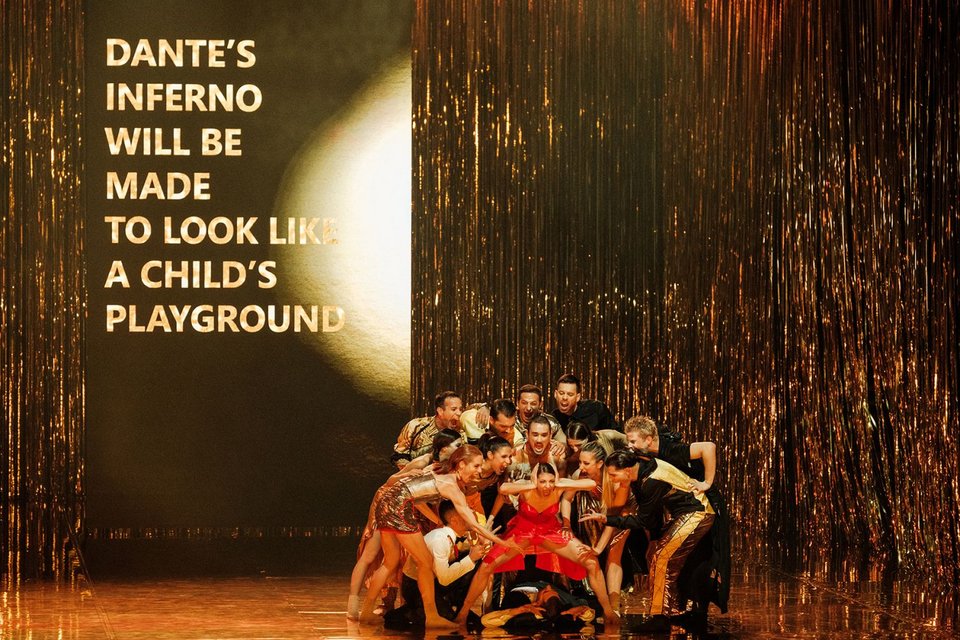 Στον πυρήνα του έργου βρίσκεται η διερεύνηση της σχέσης του σώματος με τον χρόνο και την εμπειρία