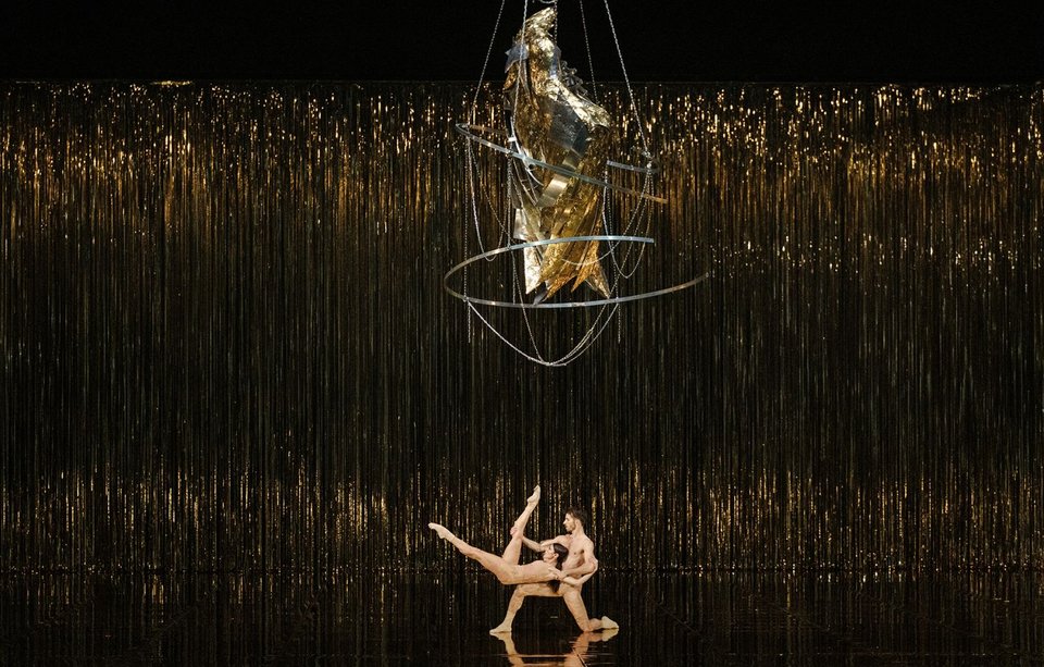 Στην παράσταση εμφανίζονται γυμνά σώματα. Παράσταση με δυνατή μουσική και χρήση στροβοσκοπικού φωτισμού. Η είσοδος συστήνεται για ηλικίες από 12 ετών και άνω