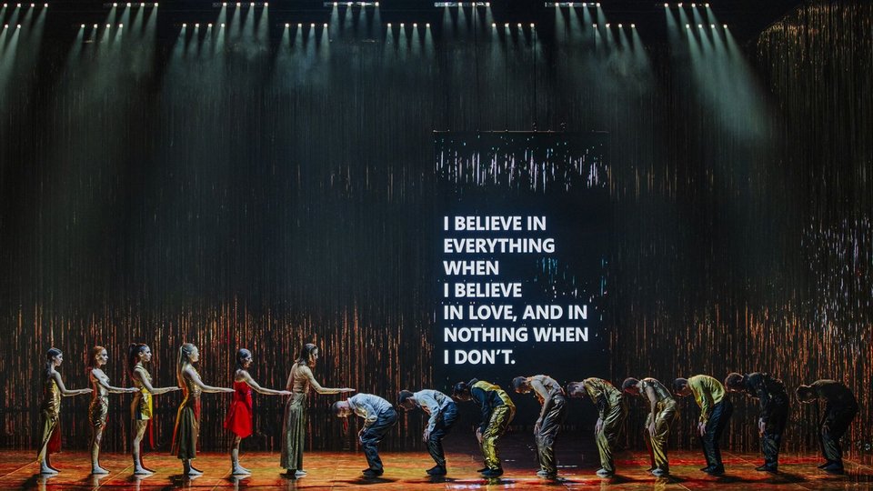 Το ηχητικό σύμπαν της «Χρυσής εποχής» δημιουργεί ένα πολυστιλιστικό περιβάλλον, το οποίο θυμίζει ένα αδιάκοπο σκηνικό «πάρτι» μνήμης