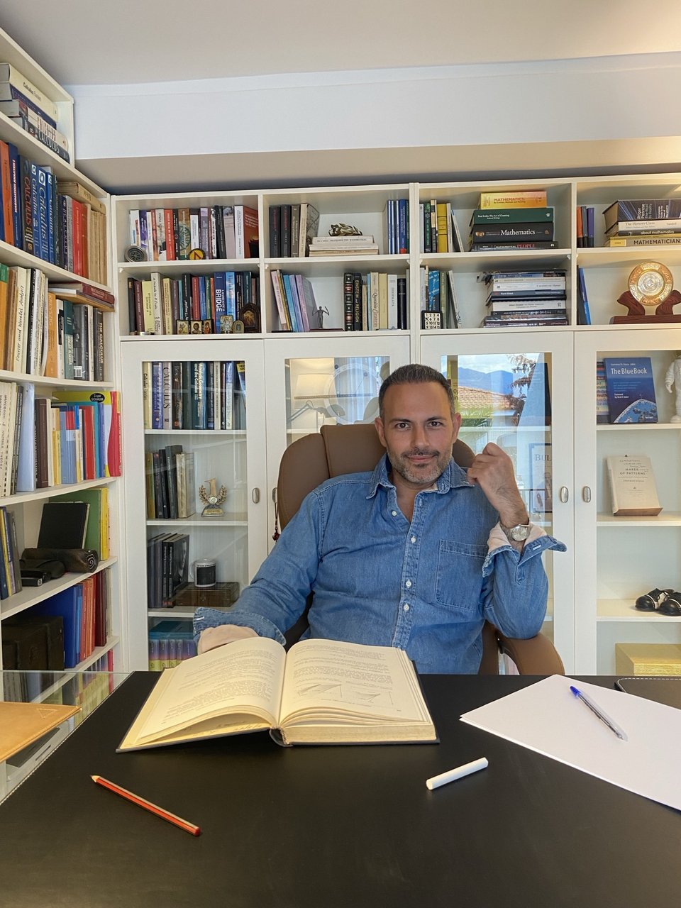 «Αν ο John Nash δεν ήταν αυτό που ήταν, δεν νομίζω ότι θα είχε νόημα να τον περιγράψουμε απλώς ως ''δύσκολο άνθρωπο''. Η περιγραφή αυτή, όταν μιλάμε για τόσο σύνθετες προσωπικότητες, συχνά υπεραπλουστεύει περισσότερο απ’ όσο εξηγεί» / ΜΙΧΑΗΛ ΡΑΣΣΙΑΣ
