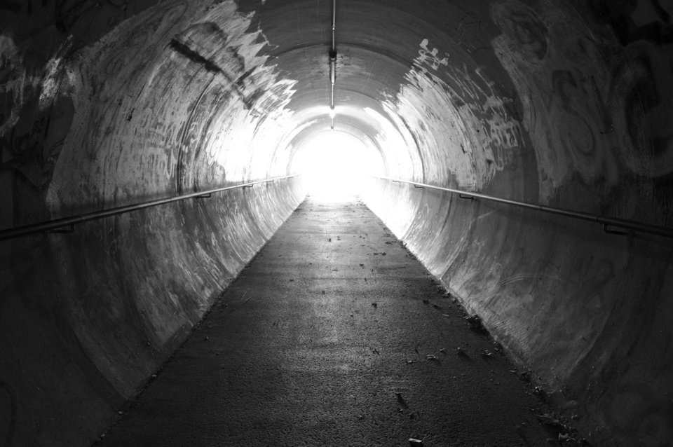 Ο όρος «εμπειρία κοντά στον θάνατο» (Near-Death Experience, NDE) καθιερώθηκε το 1975 από τον ψυχίατρο Raymond Moody, ο οποίος είχε βιώσει και ο ίδιος μια τέτοια κατάσταση / UNSPLASH