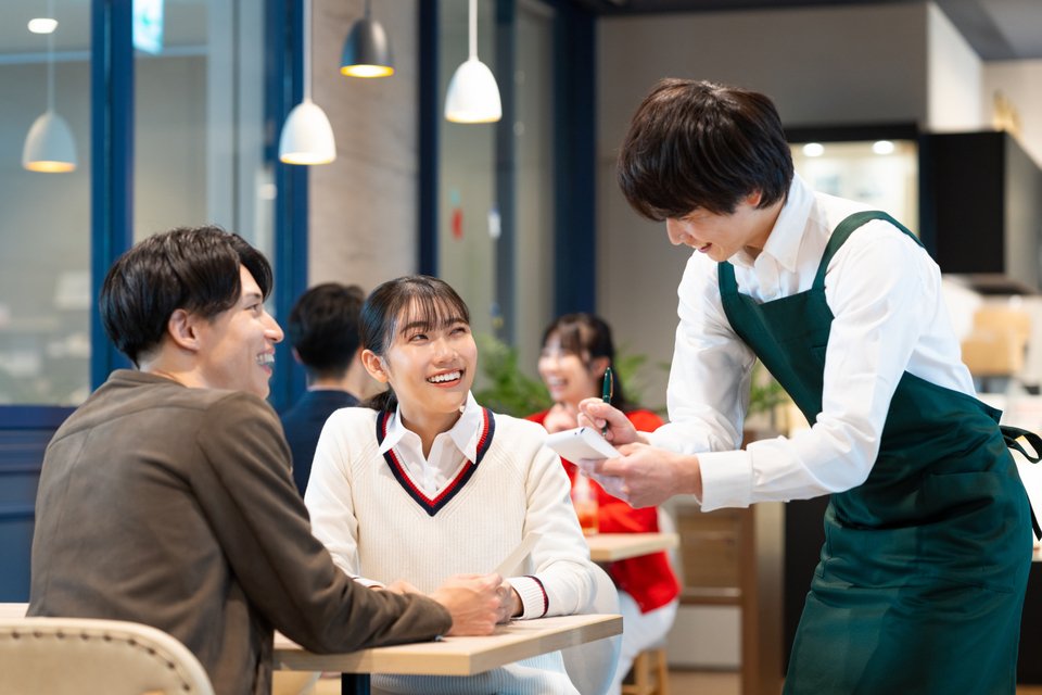 Νεαρό ζευγάρι Ιαπώνων παραγγέλνει σε εστιατόριο 