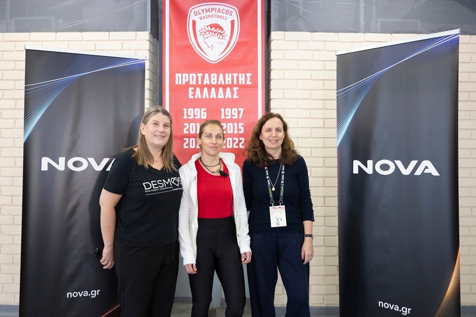  Από αριστερά προς τα δεξιά: Έμιλυ Κερν, γενική διευθύντρια του Δεσμού, Πένη Γιοβάνοβιτς, project experience &amp; CSR manager της ΚΑΕ Ολυμπιακός, Μάρθα Κεσίσογλου, corporate affairs executive director της Nova 