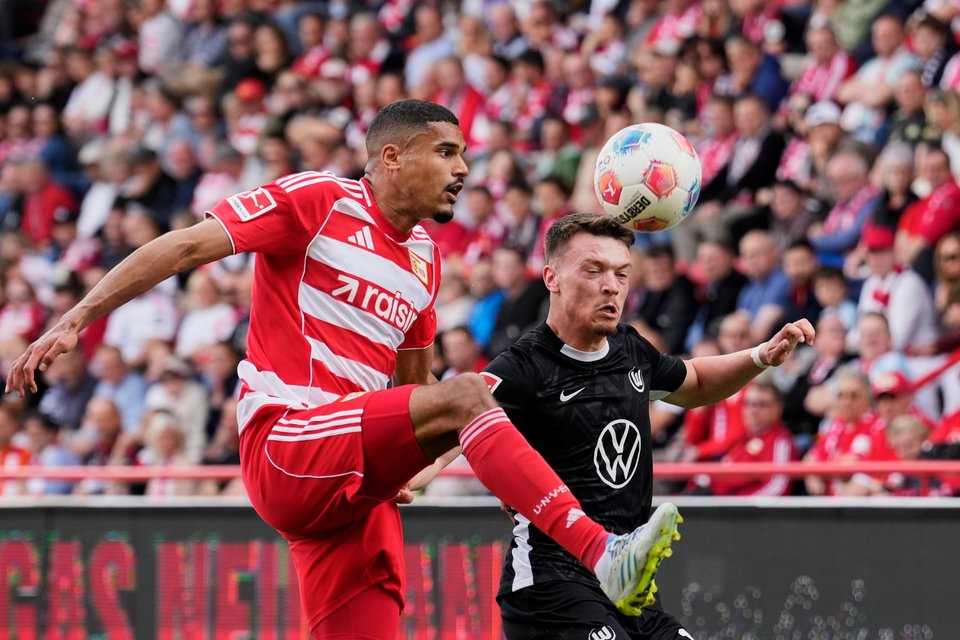 Ντανίλχο Ντόεκι της Γιούνιον, αριστερά,και Ντζέναν Πεϊτσίνοβιτς της Βόλφσμπουργκ κατά τη διάρκεια του ποδοσφαιρικού αγώνα της γερμανικής Μπουντεσλίγκα / Φωτογραφία: AP