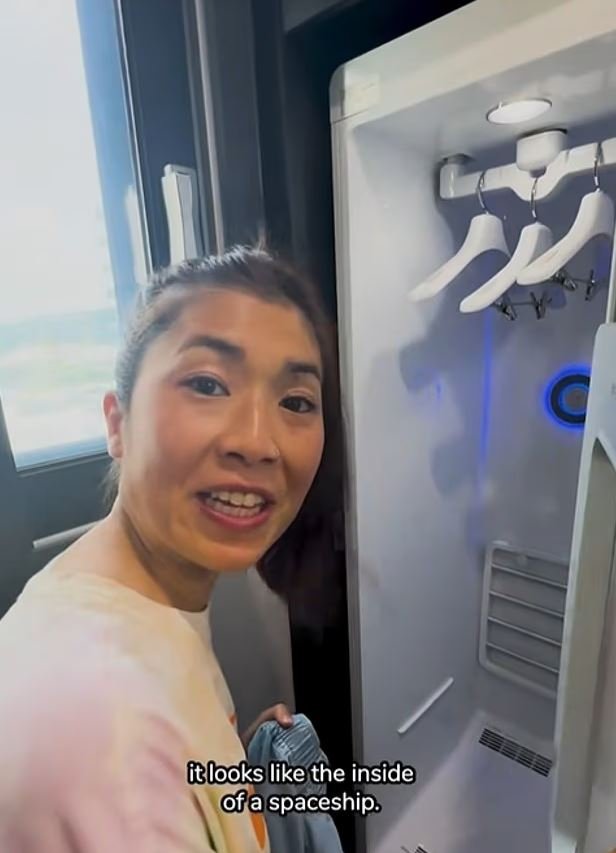 Influencer που επισκέφθηκε τη Νότια Κορέα παρουσίασε το «έξυπνο σπίτι» στο οποίο έμενε, εξοπλισμένο με μια ντουλάπα που κρατάει τα ρούχα χωρίς τσακίσεις, με ατμό / Φωτογραφία: TikTok