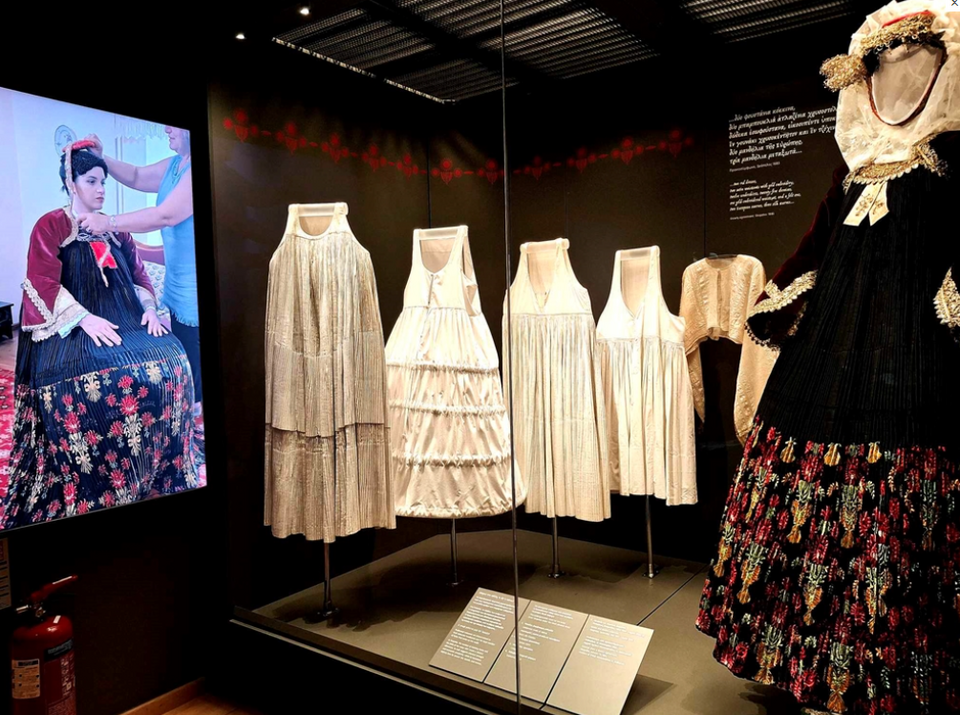 Το βίντεο παρουσιάζει τη διαδικασία και την τελετουργία του ντυσίματος της νύφης στη Σκόπελο