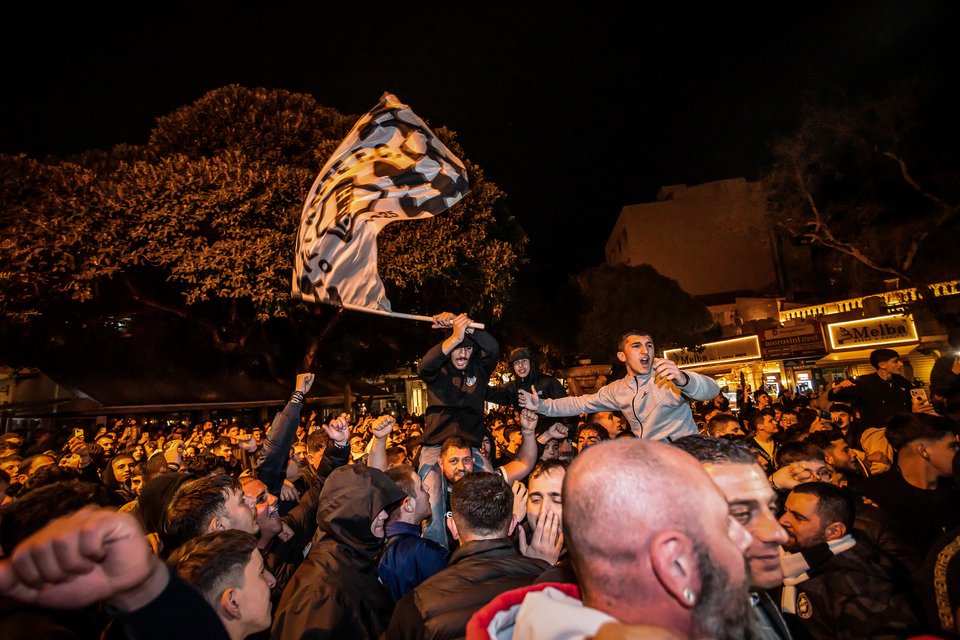 Το... ξενύχτι των φίλων του ΟΦΗ στο Ηράκλειο τα ξημερώματα της Κυριακής / Φωτογραφία: ΣΤΕΦΑΝΟΣ ΡΑΠΑΝΗΣ / EUROKINISSI 