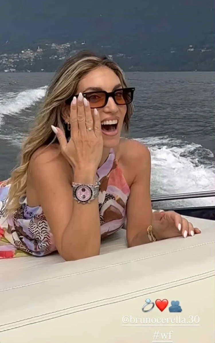 Η Αθηνά Οικονομάκου δείχνει το μονόπετρο 