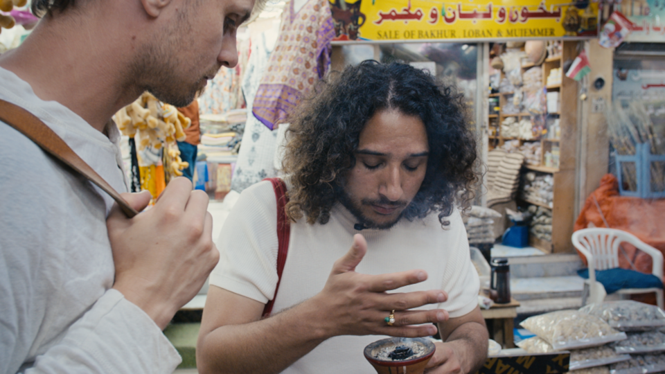 O ιστορικός αρωμάτων Alexandre Helouani φτιάχνει αρώματα βασισμένα σε παραδοσιακές μεθόδους παρασκευής